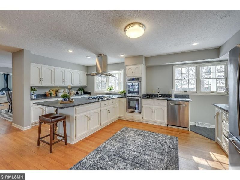 2516 Cross Point Rd, Wayzata, MN 55391
