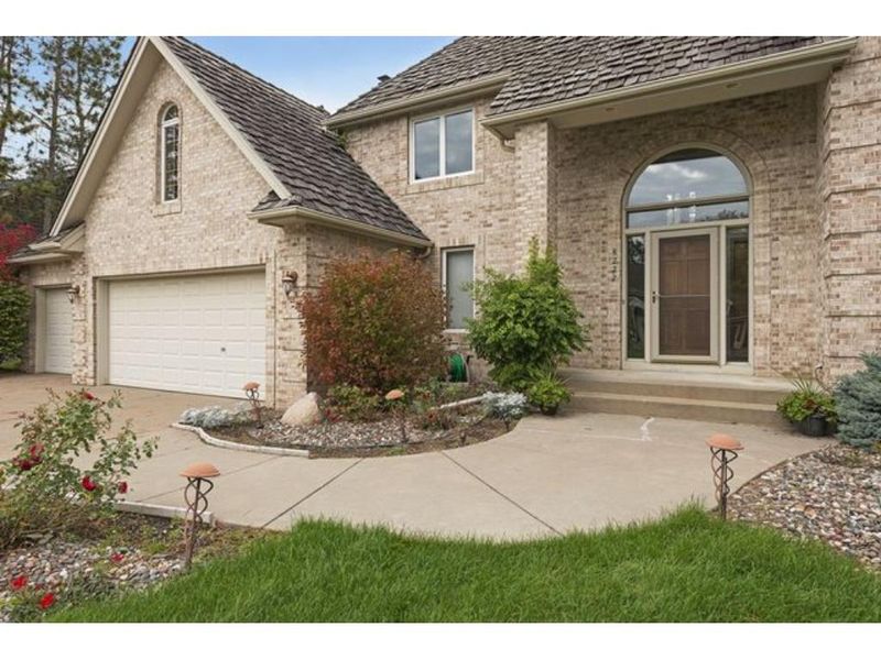 8222 Emerald Ln, Woodbury, MN 55125
