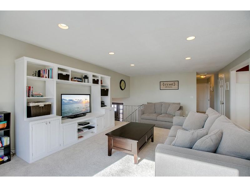 10634 Utica Rd, Bloomington, MN 55437