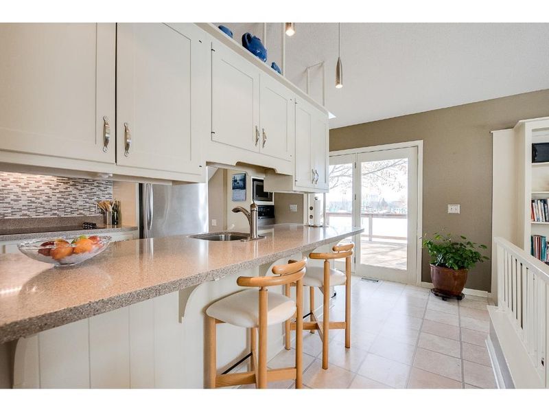 1900 Twin Circle Dr, Mendota Heights, MN 55118