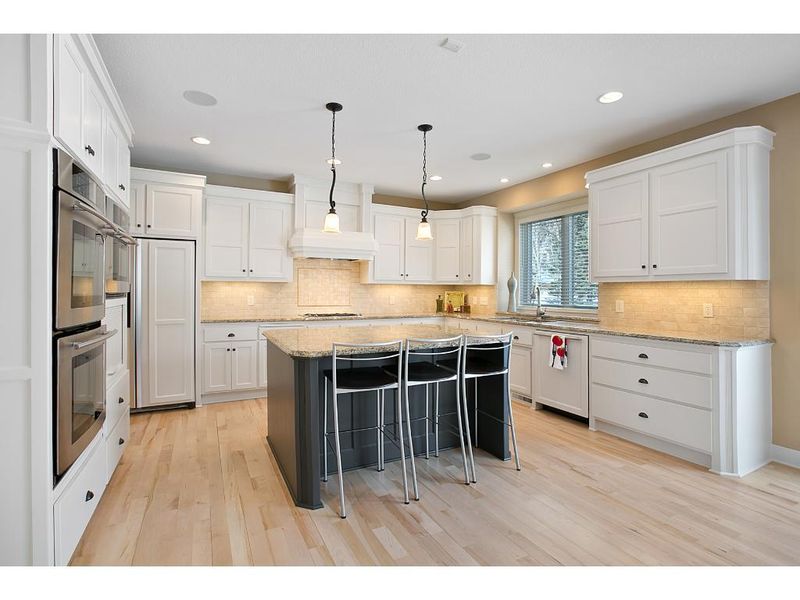 11364 Entrevaux Dr, Eden Prairie, MN 55347