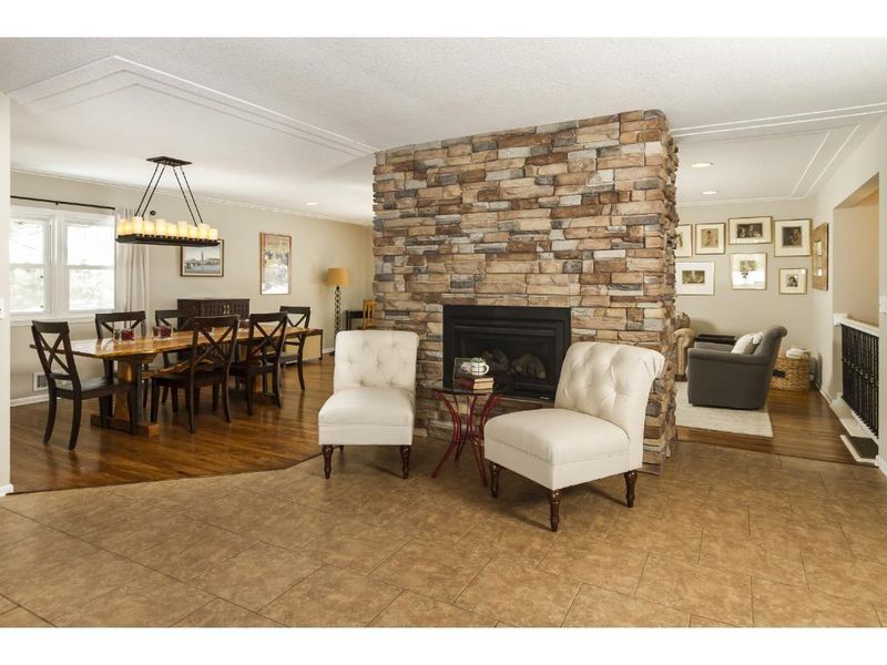 5324 W 60th St, Edina, MN 55436