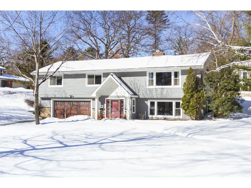 5324 W 60th St, Edina, MN 55436