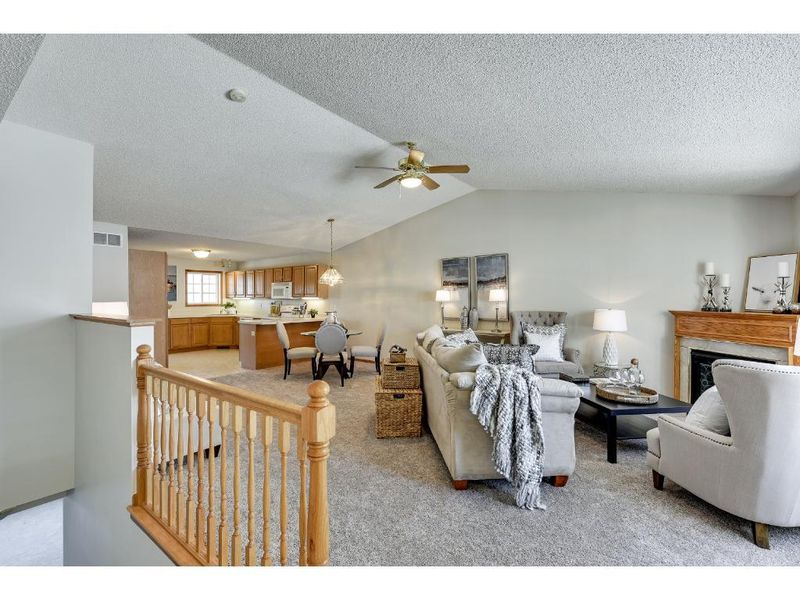 902 Carriage Ln, Chaska, MN 55318