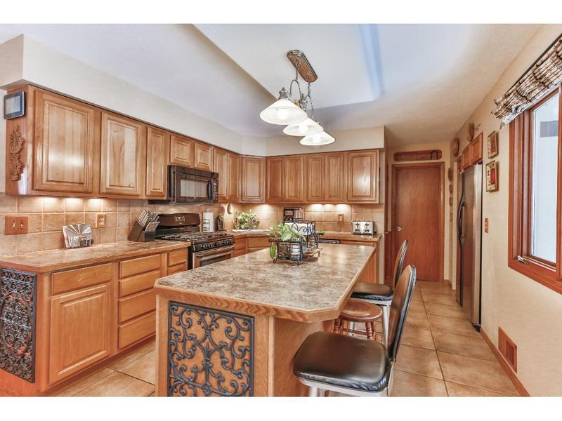 4512 Oak Leaf Dr, Vadnais Heights, MN 55127