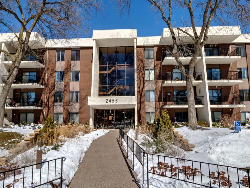 2455 Londin Ln E #213, Maplewood, MN 55119