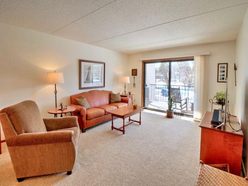 2455 Londin Ln E #213, Maplewood, MN 55119