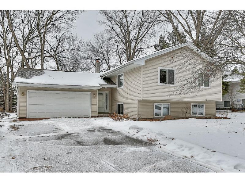 26553 Everton Cir, Wyoming, MN 55092