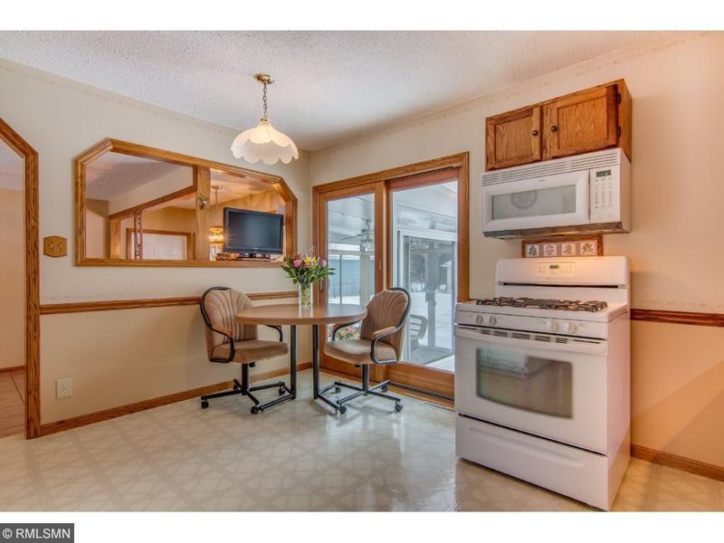 415 Laurie Rd E, Maplewood, MN 55117