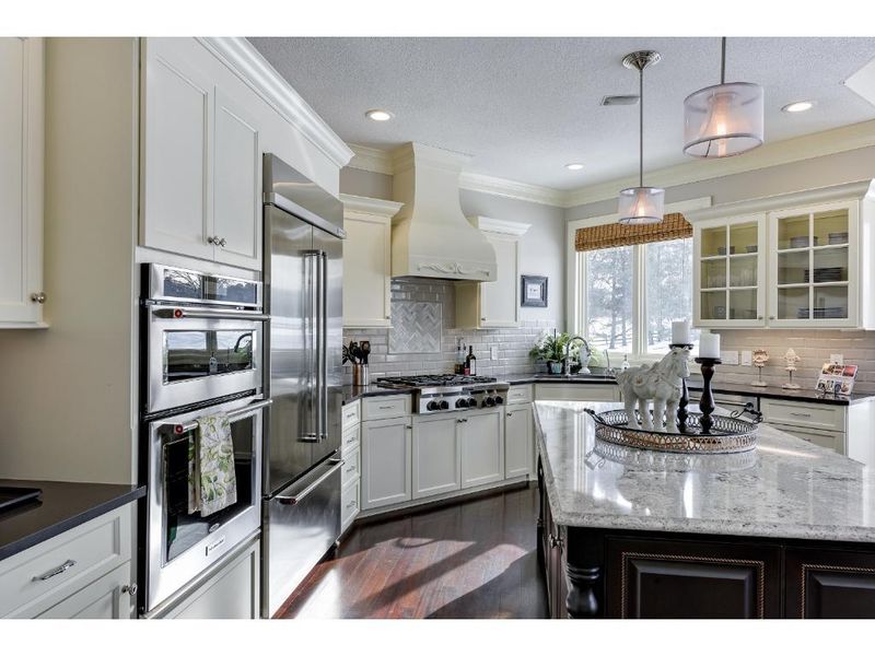 1450 Hunter Dr, Wayzata, MN 55391