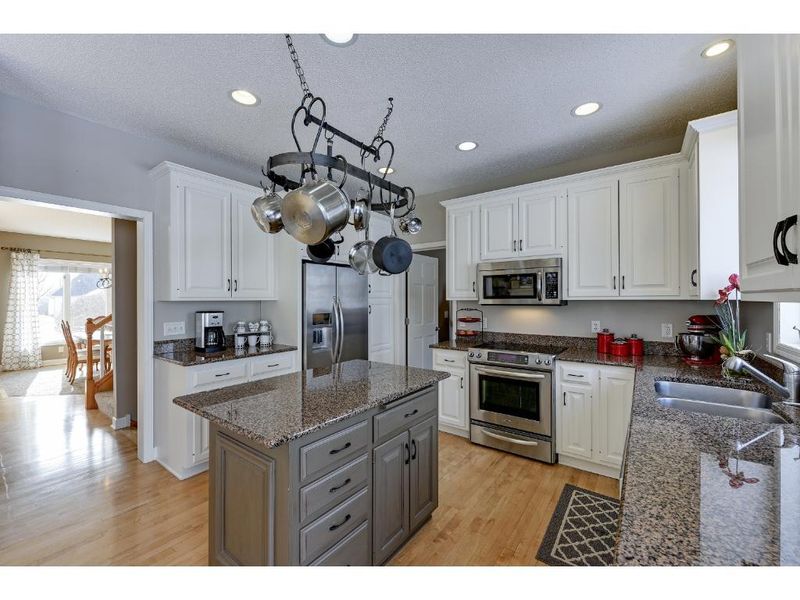 8915 Deer Run Dr, Victoria, MN 55386