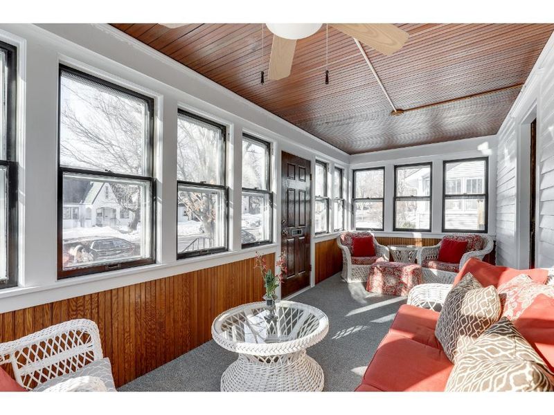 929 Saint Clair Ave, Saint Paul, MN 55105