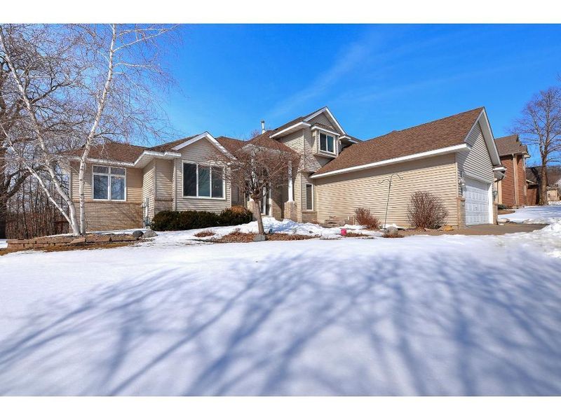 679 Woodridge Dr N, Chaska, MN 55318