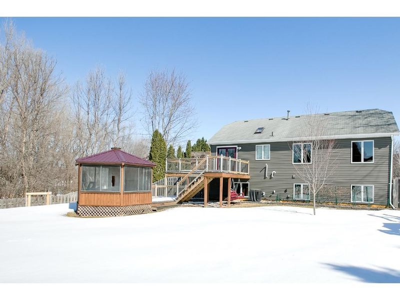 1335 Granite Ln N, Oakdale, MN 55128