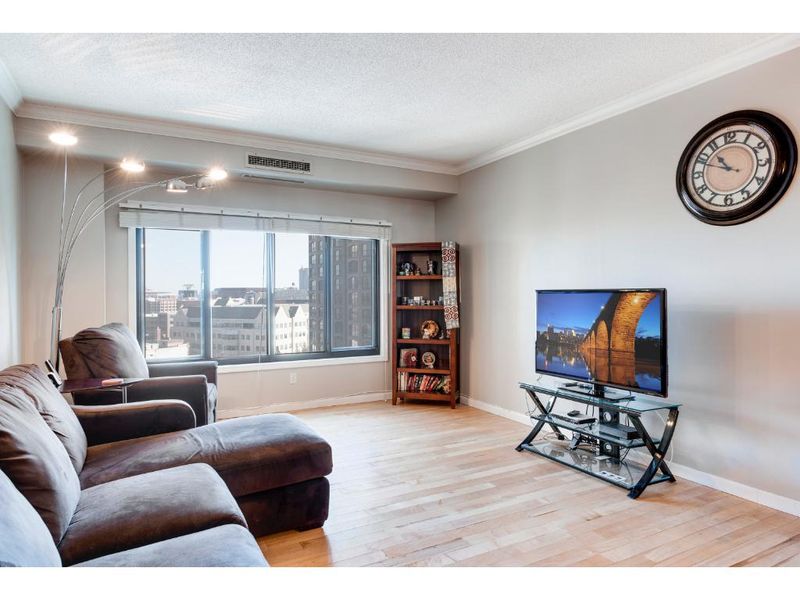 1235 Yale Pl #906, Minneapolis, MN 55403