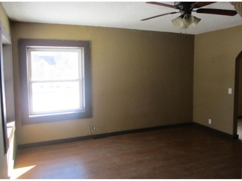 209 W 10th St, Blue Earth, MN 56013
