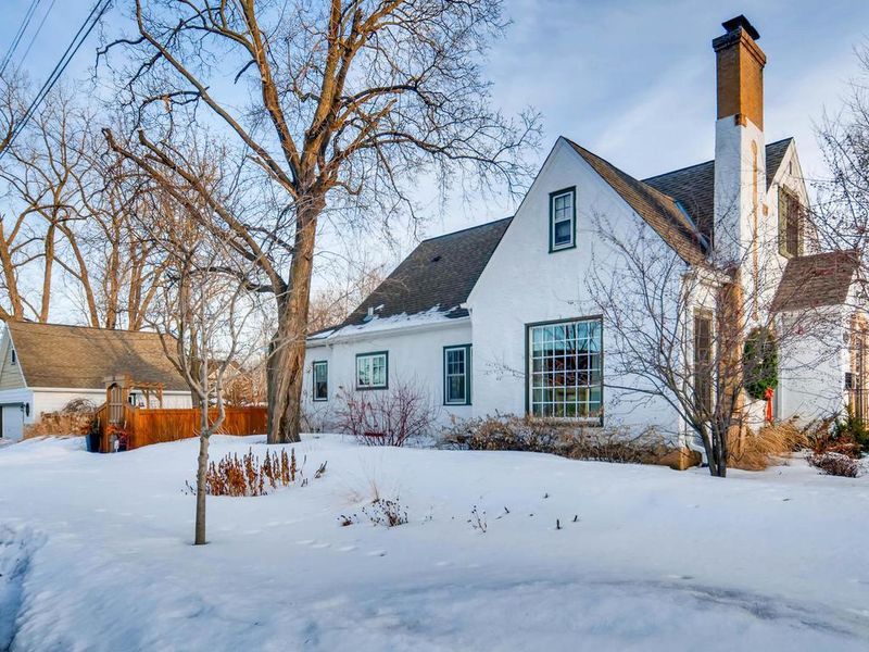 392 Lexington Pw S, Saint Paul, MN 55105