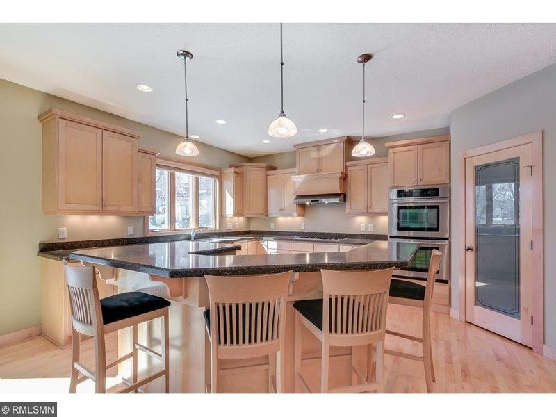 808 Park St E, Wayzata, MN 55391