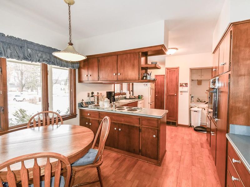 521 Shadyway Rd, Wayzata, MN 55391