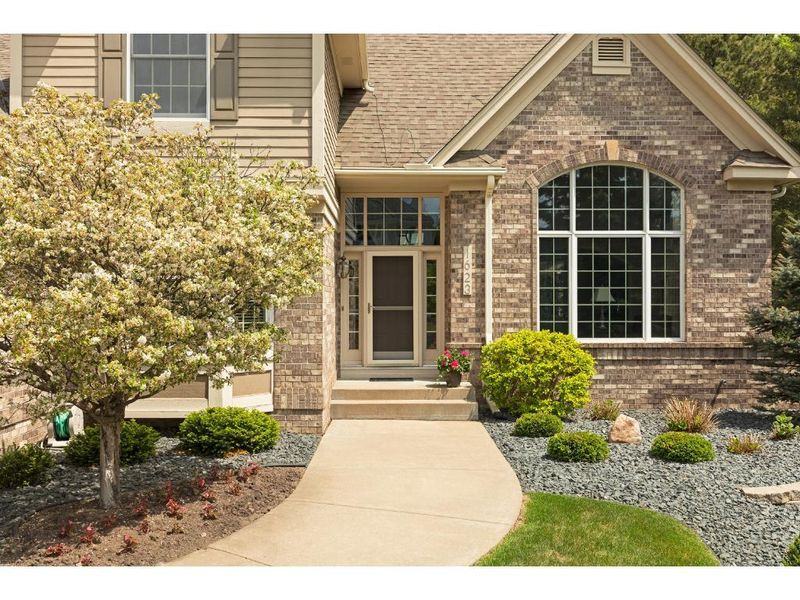 1623 Corral Ln, Woodbury, MN 55125