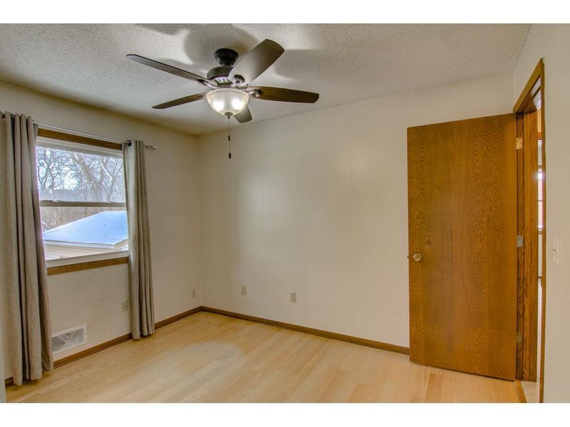1374 Mclean Ave, Saint Paul, MN 55106