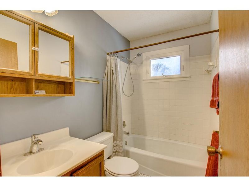 1374 Mclean Ave, Saint Paul, MN 55106
