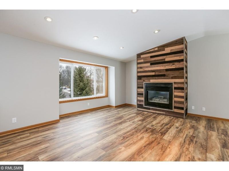 5735 Flint Trl, Wyoming, MN 55092