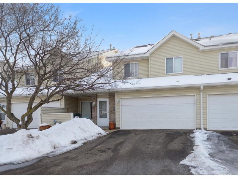 7088 48th St N, Oakdale, MN 55128