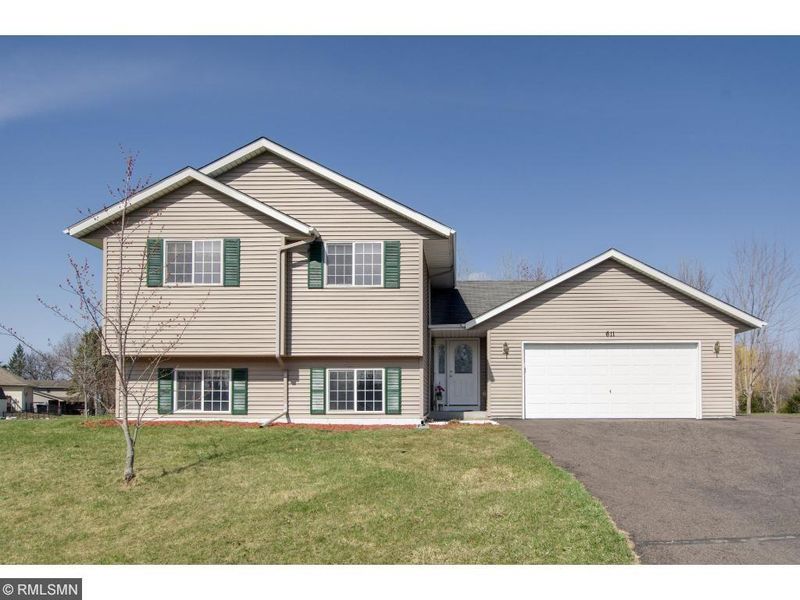 611 Nelson Ln, Center City, MN 55012
