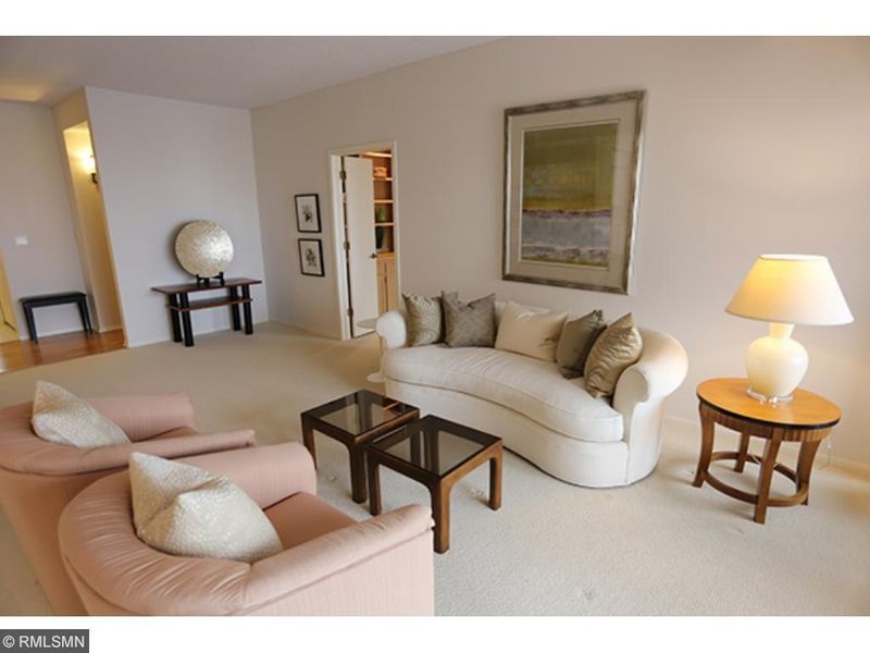 1201 Yale Pl #805, Minneapolis, MN 55403