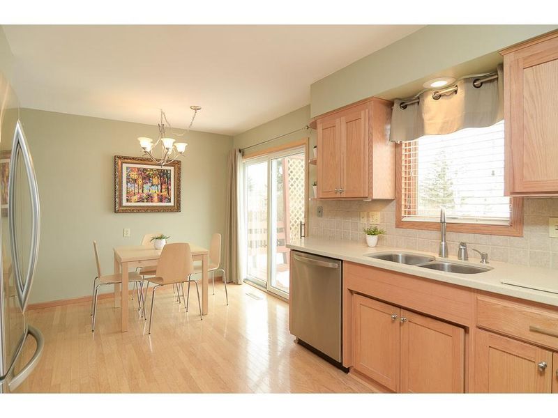 1627 Sandhurst Dr E, Maplewood, MN 55109