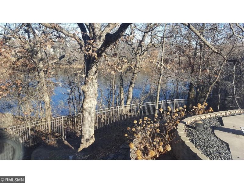 12712 Diamond Dr, Burnsville, MN 55337