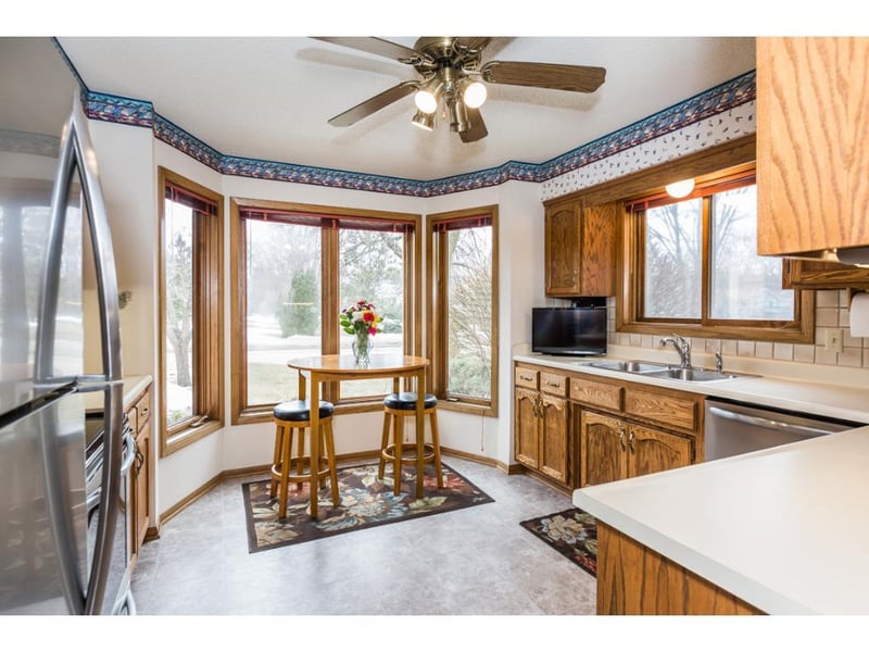 879 Greenhaven Dr, North Oaks, MN 55127