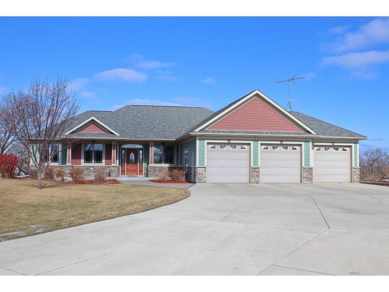 428 Lake Ct, Winsted, MN 55395