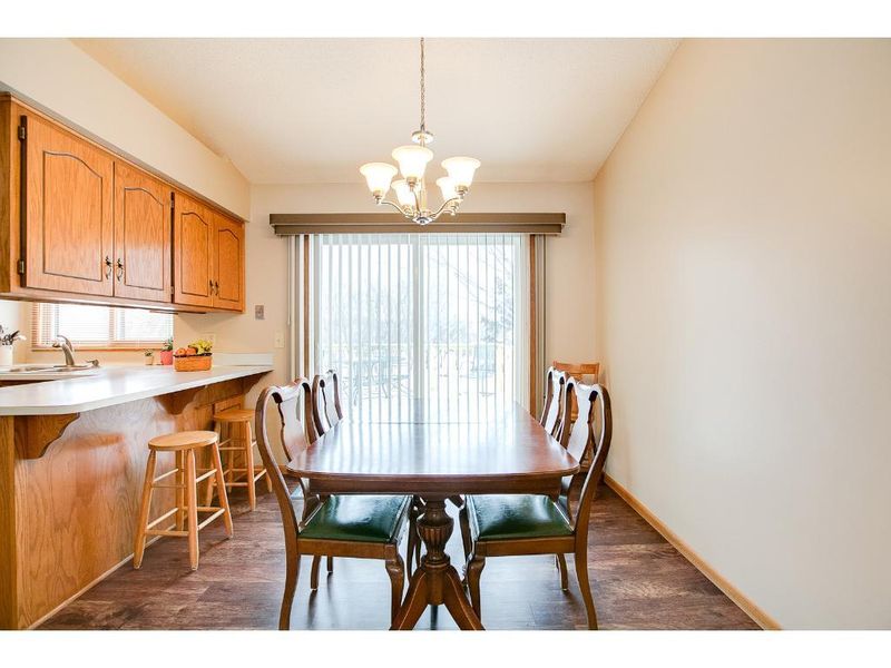 1861 Helmo Rd N, Oakdale, MN 55128