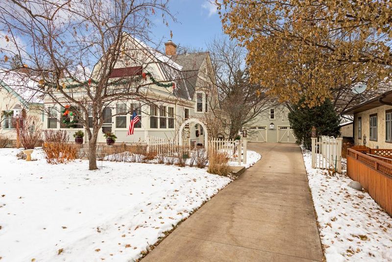 4328 Lake Drive Ave N, Robbinsdale, MN 55422