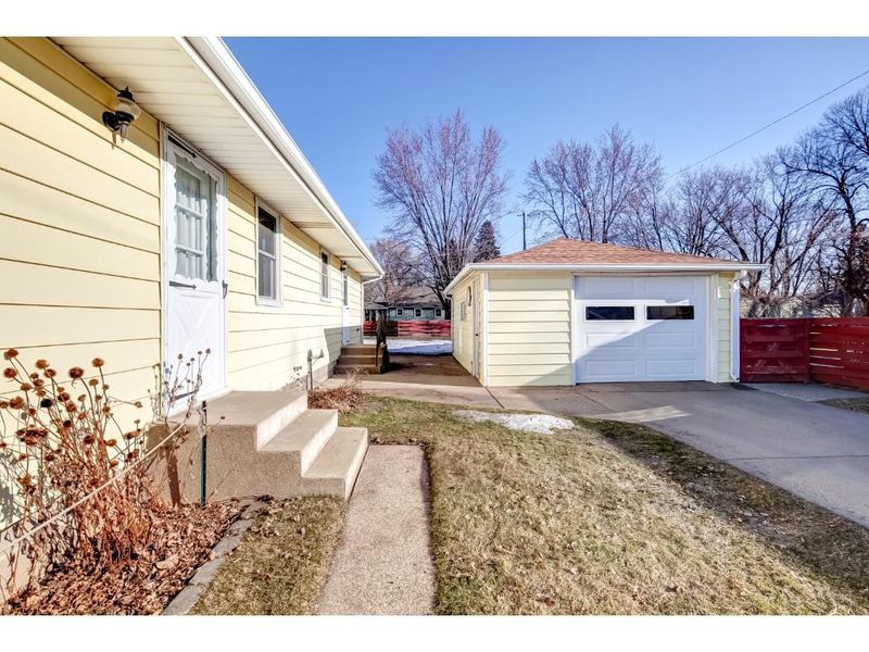 1271 Roma Ave, Roseville, MN 55113