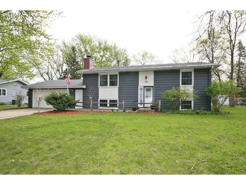 725 Goebel St SW, Hutchinson, MN 55350