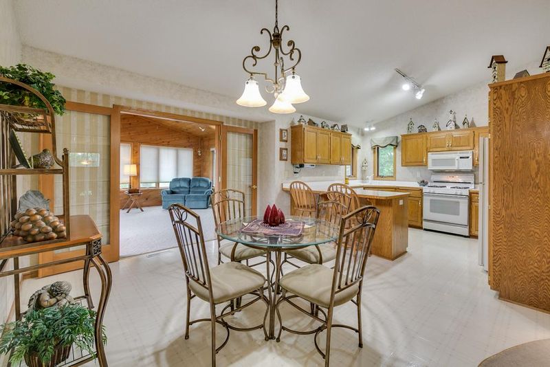 694 Koehnen Dr, Chaska, MN 55318
