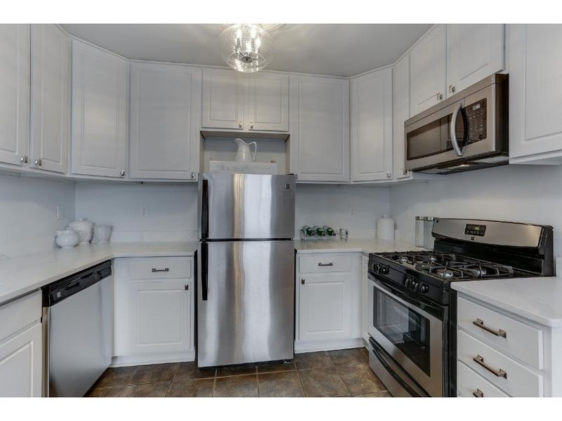 522 Ridgewood Ave #8, Minneapolis, MN 55403