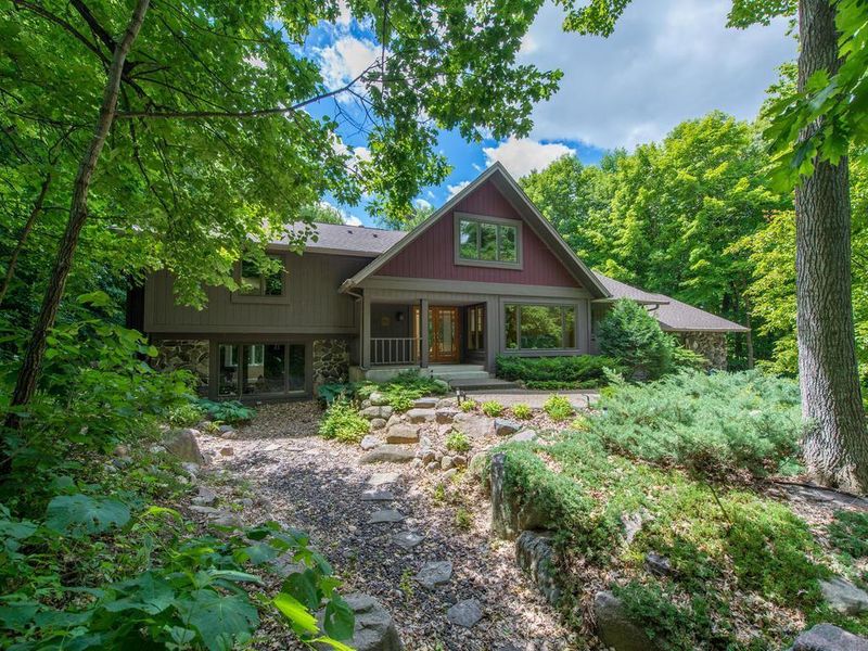 2660 Maple Ridge Ln, Excelsior, MN 55331