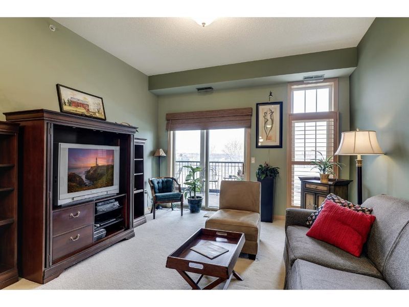 2201 Village Ln #A402, Bloomington, MN 55431