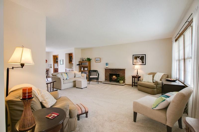 777 Greenway Ave N, Oakdale, MN 55128