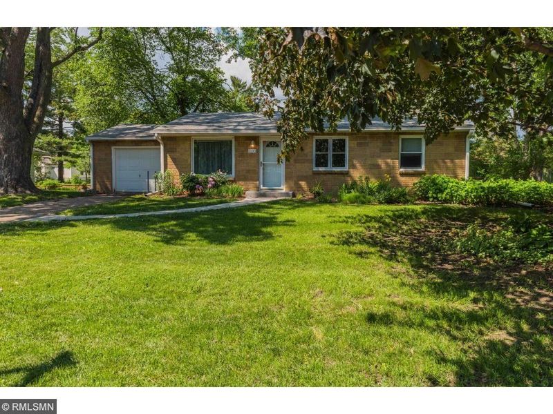 1193 Eldridge Ave W, Roseville, MN 55113