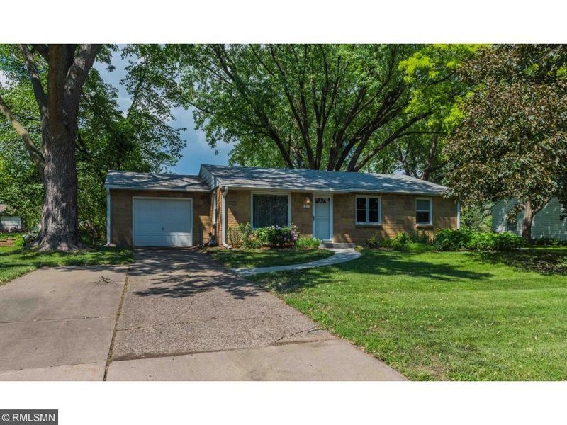 1193 Eldridge Ave W, Roseville, MN 55113