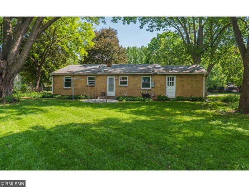 1193 Eldridge Ave W, Roseville, MN 55113