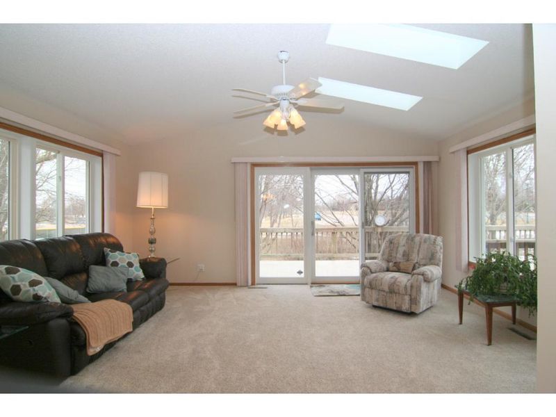 2396 Maxwell Ln, Chaska, MN 55318