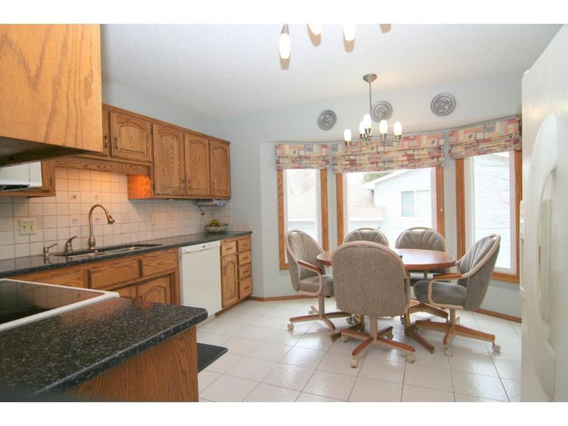 2396 Maxwell Ln, Chaska, MN 55318