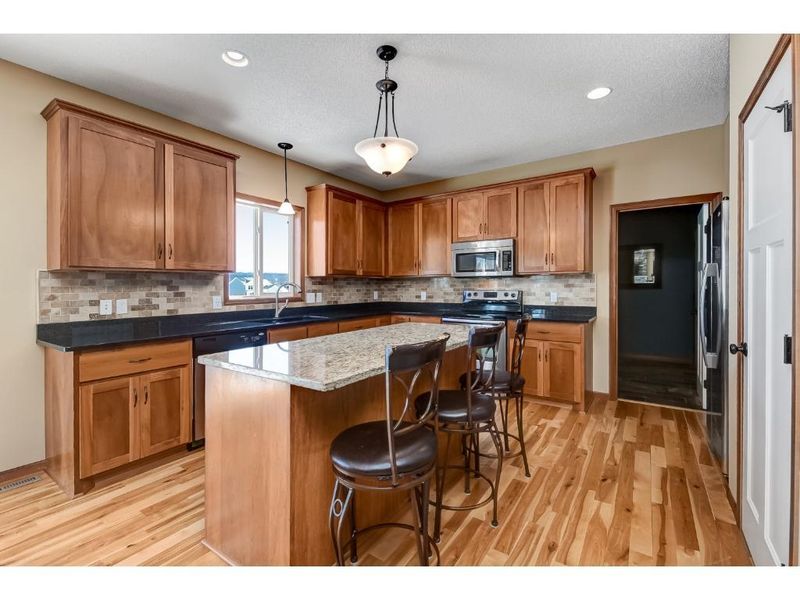 1965 Oakridge Cir, Shakopee, MN 55379