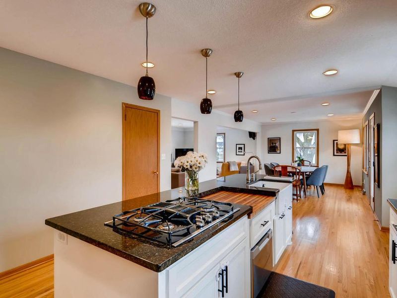 372 Maple Lane Ct, Roseville, MN 55113